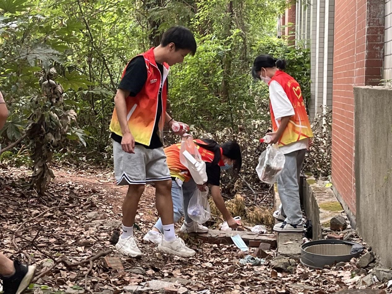 万搏体育师生参与“净滩”志愿服务活动