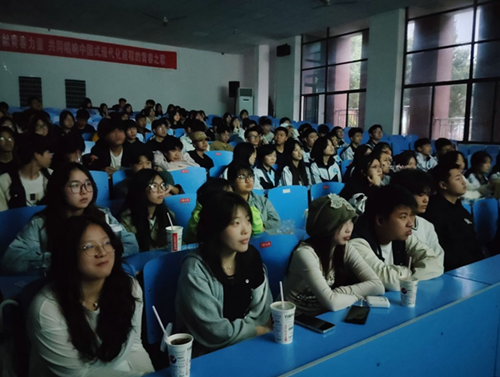 红色光影映初心 青春向党担使命——万搏体育团委成功举办"红色电影巡展"主题教育活动