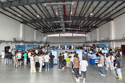 万搏体育举办2026届毕业生双选会 提供近千个就业岗位