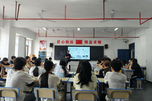 万搏体育党委委员、宣传统战部部长肖炎坤给联系班级讲思想政治教育课