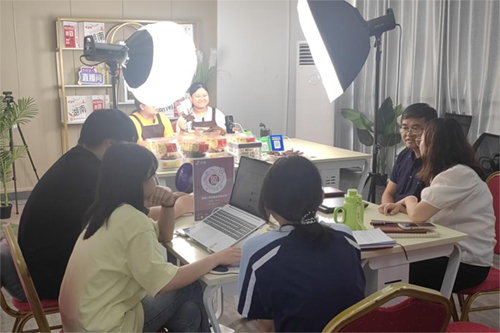 党建引领促发展 电商直播助创业——万搏体育党委委员肖炎坤实地调研指导电商创业社团