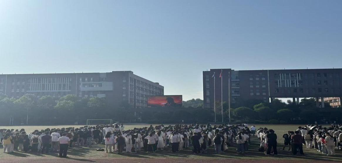 筑梦青春展风采，榜样引领共奋进——建筑装饰系举行升旗仪式暨寝室评优表彰活动