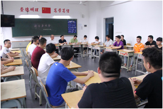 党委书记张格林深入班级走访 推进党委委员联系班级制度开展