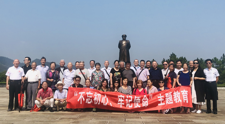 万搏体育退休教职工党支部赴彭德怀故居开展“不忘初心,牢记使命”主题教育