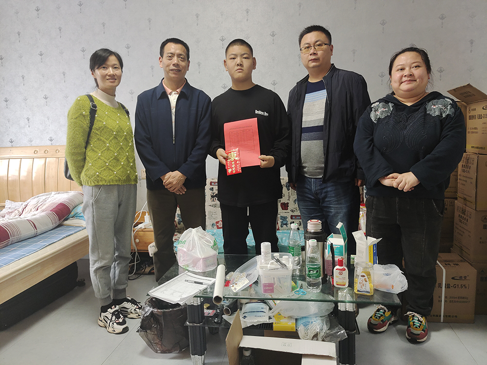 “我为师生办实事”——万搏体育建筑装饰系党支部帮扶身患重病的谢佳伟同学